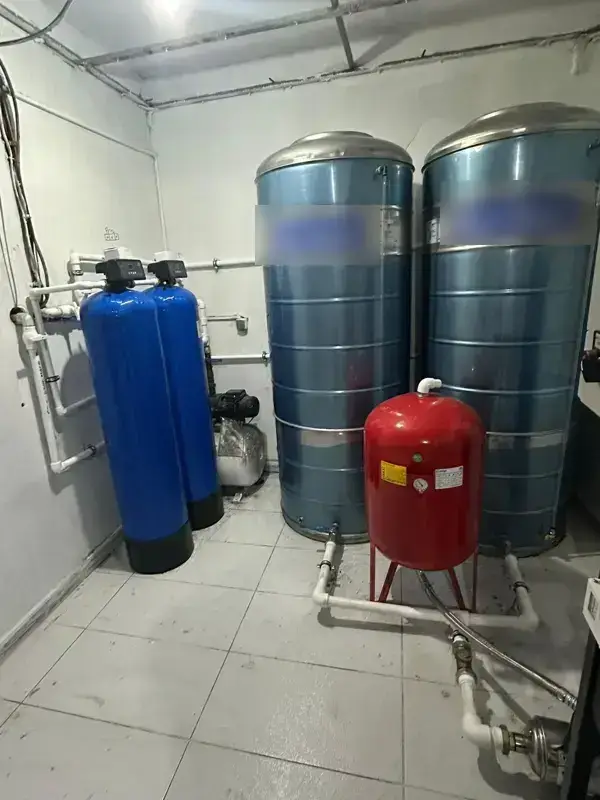 Üsküdar'da su deposu ve hidrofor bulunan bina teknik odasında su yumuşatma sistemi