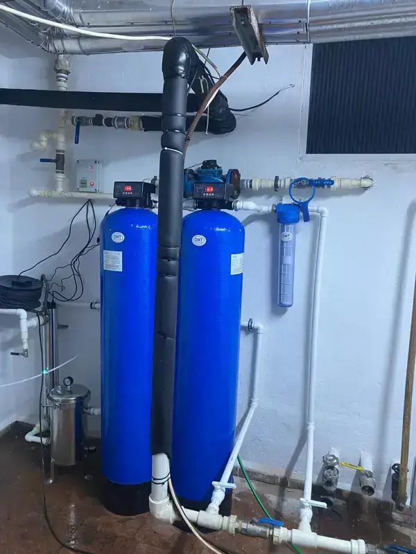 Ümraniye'de otomatik valfli çift reçine tanklı su yumuşatma uygulaması