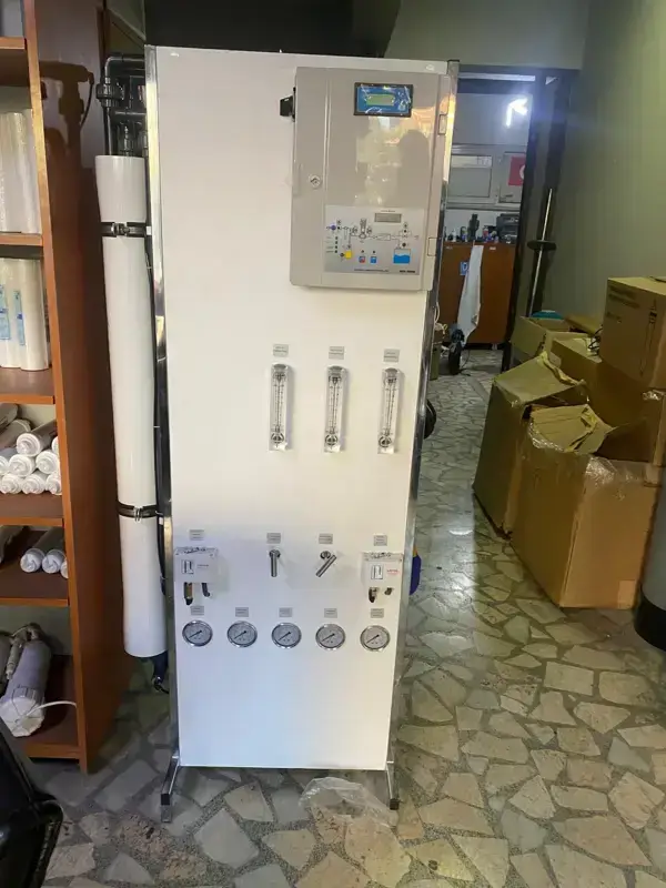 Beykoz'da kurulan ön filtreli, tek tanklı ve tuz depolu su yumuşatma cihazı