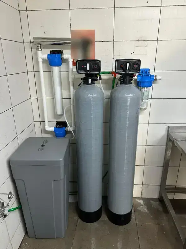 Ataşehir'de kurulan tuz tanklı, otomatik valfli duplex su yumuşatma sistemi